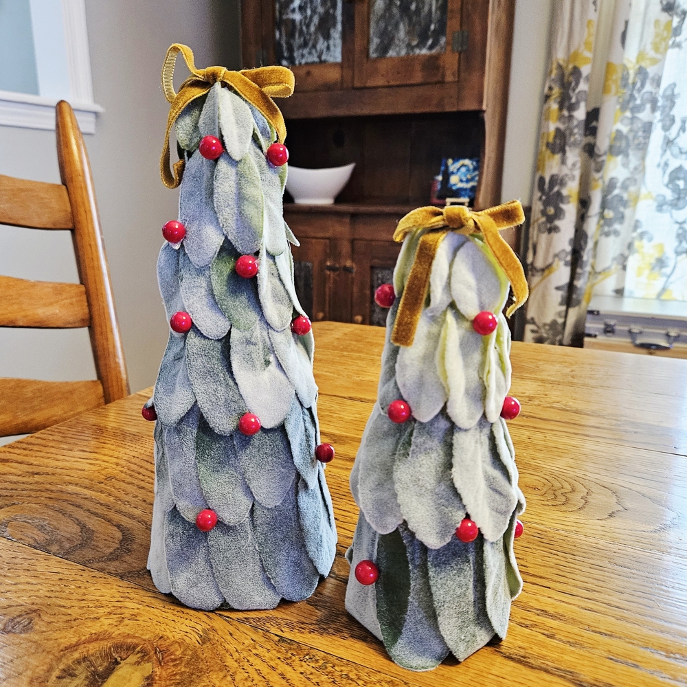 Festive Velvet Holiday Tree Set with Red Berries
